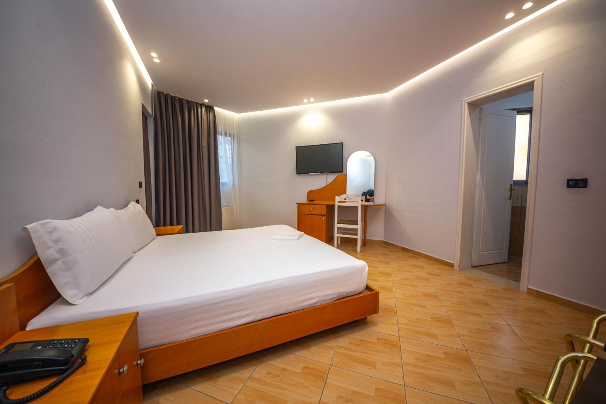 Hotel Sea Breeze Sarandë Eksteriør billede