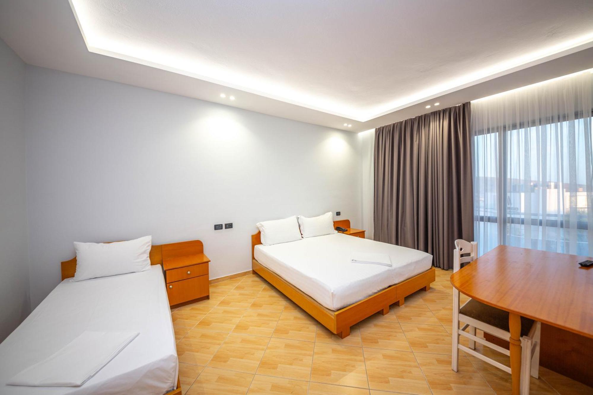 Hotel Sea Breeze Sarandë Eksteriør billede