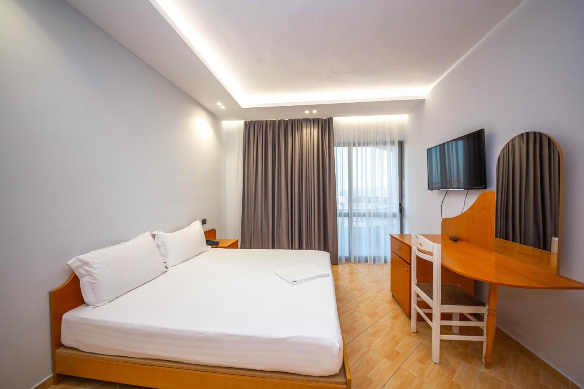 Hotel Sea Breeze Sarandë Eksteriør billede
