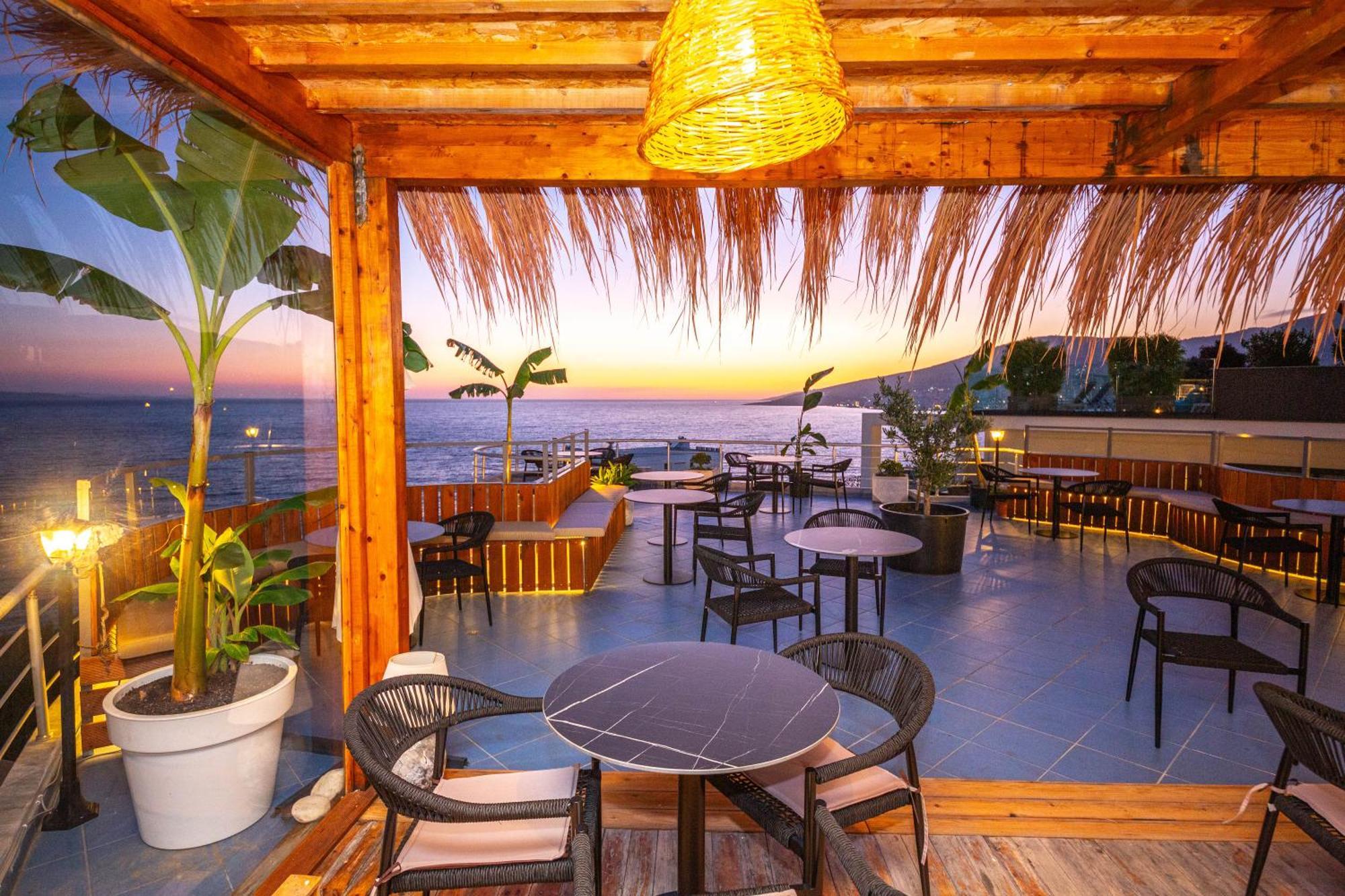 Hotel Sea Breeze Sarandë Eksteriør billede