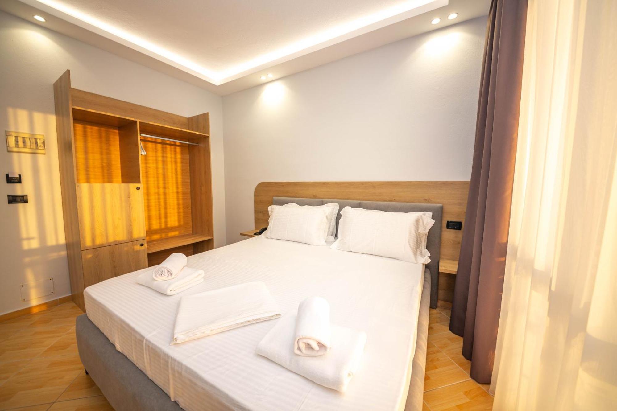 Hotel Sea Breeze Sarandë Eksteriør billede