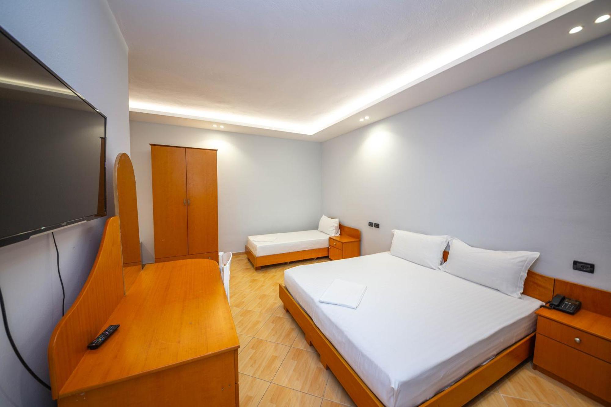 Hotel Sea Breeze Sarandë Eksteriør billede