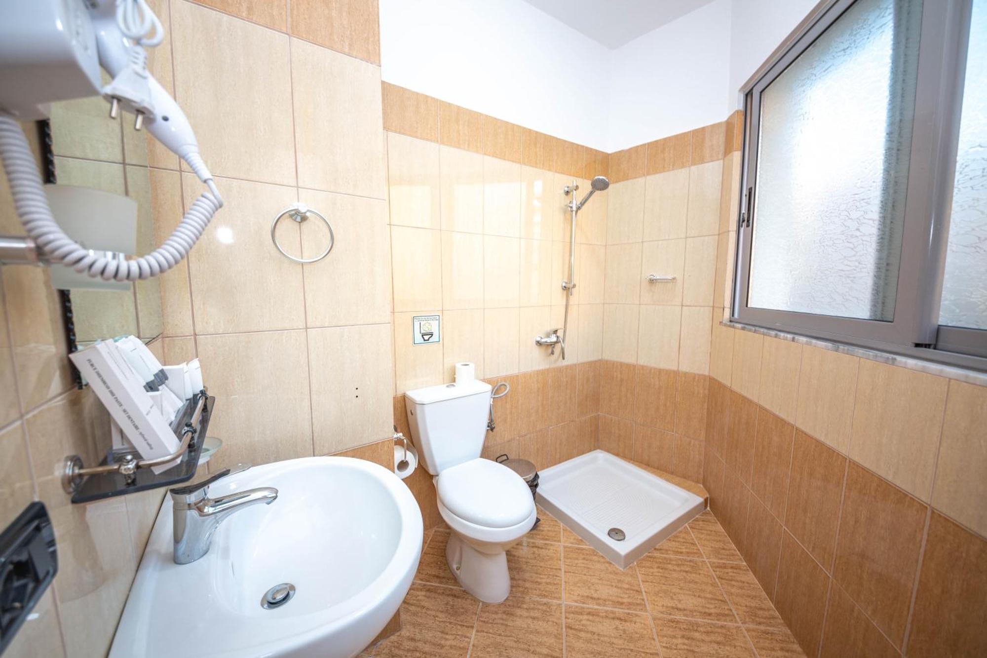 Hotel Sea Breeze Sarandë Eksteriør billede