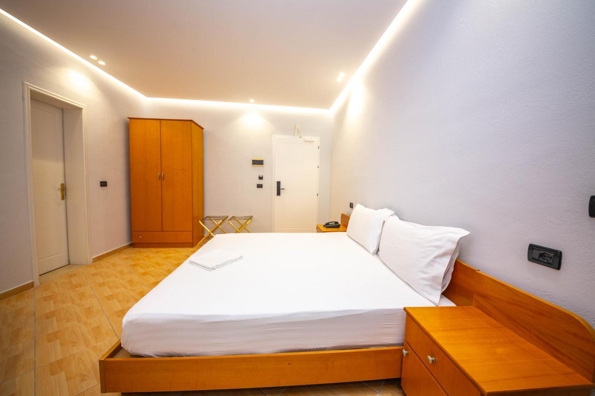 Hotel Sea Breeze Sarandë Eksteriør billede