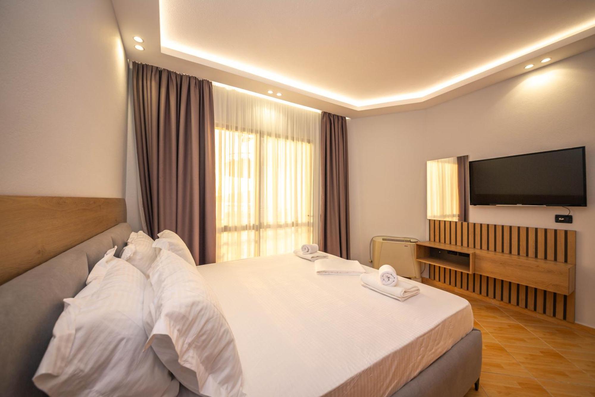 Hotel Sea Breeze Sarandë Eksteriør billede