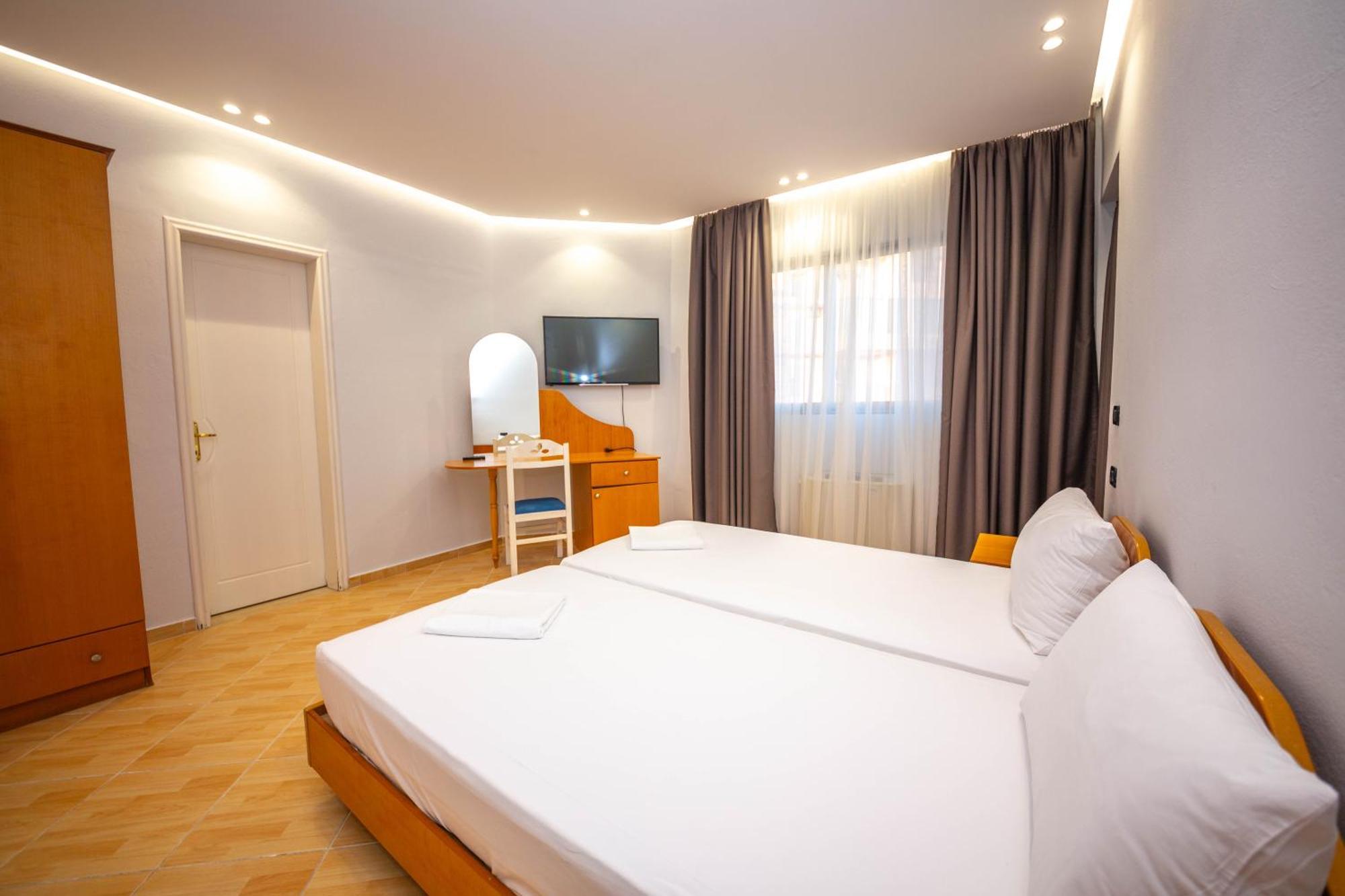 Hotel Sea Breeze Sarandë Eksteriør billede