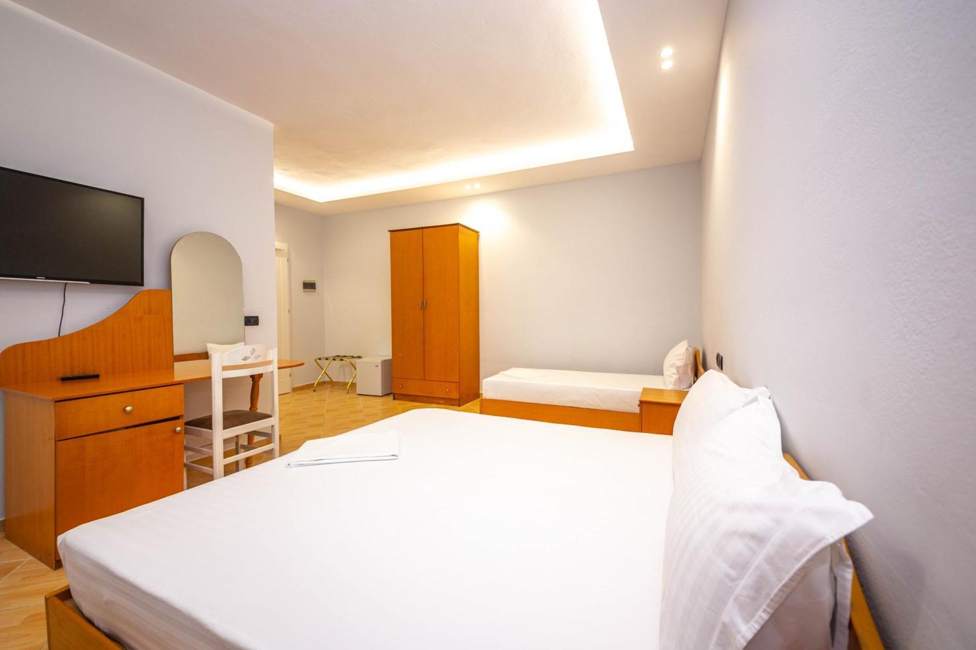 Hotel Sea Breeze Sarandë Eksteriør billede
